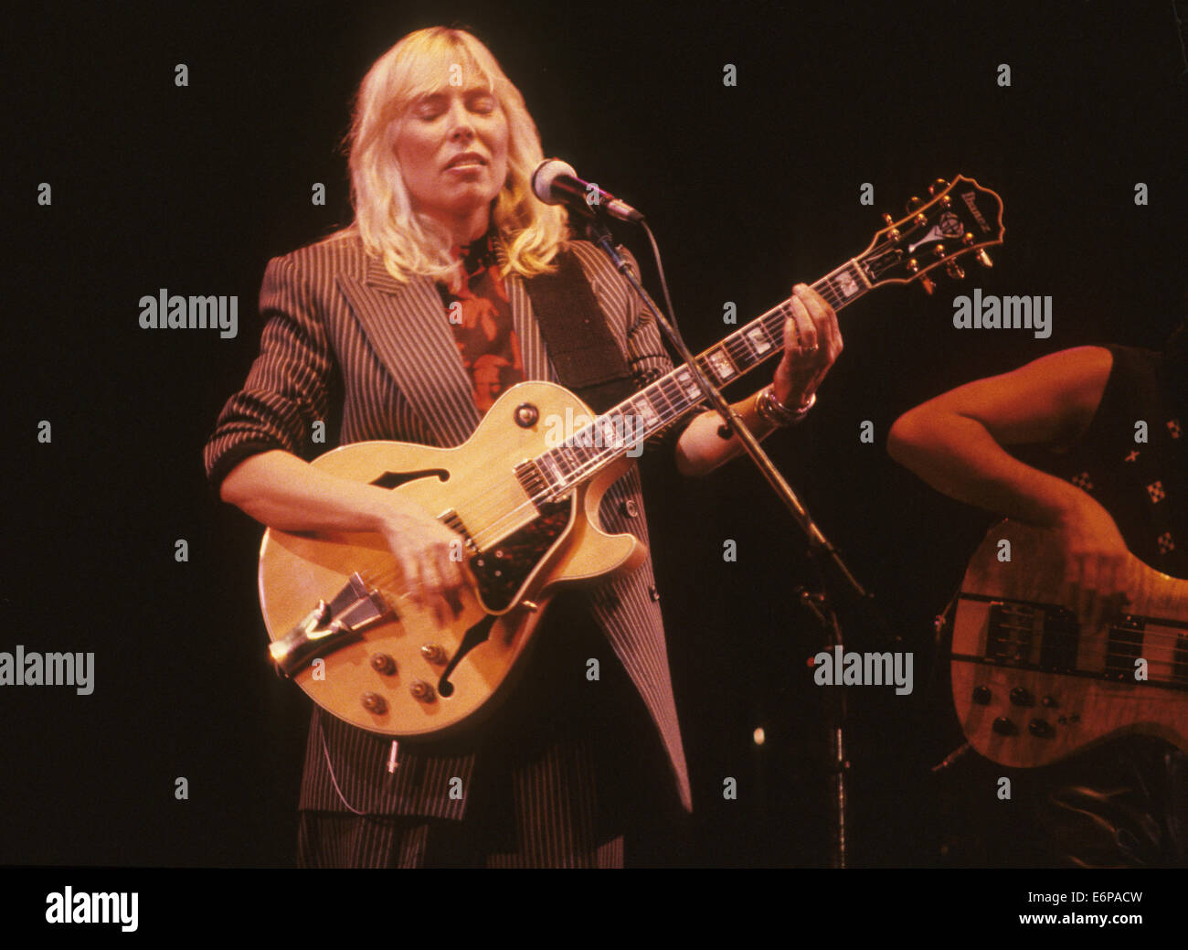 Cantante Canadiense Joni Mitchell En 1974 Fotograf a De Stock Alamy