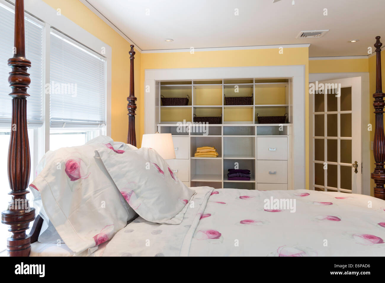 Acogedor dormitorio amarillo, EE.UU. Foto de stock