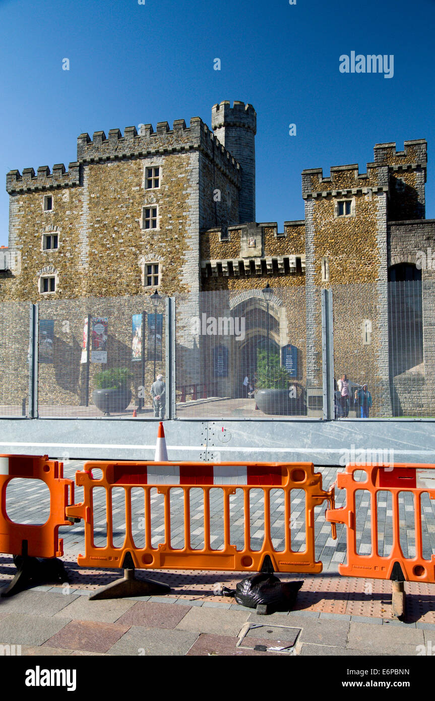 Vallas de acero que rodea el castillo de Cardiff para la Cumbre de la OTAN, de septiembre de 2014, Gales, Reino Unido. Foto de stock