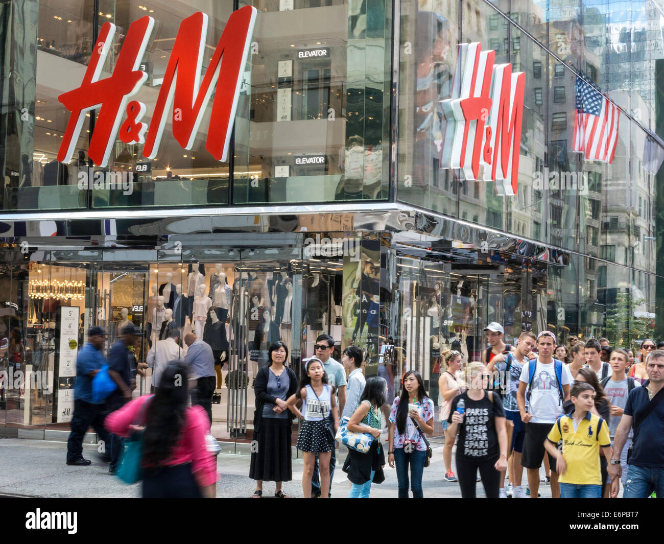 H&M Tienda de ropa, la Quinta Avenida, en la ciudad de Nueva York, EE.UU  Fotografía de stock - Alamy