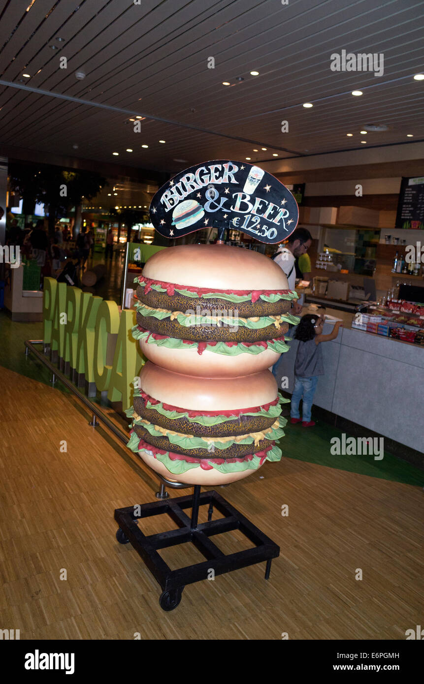 Esculturas de tamaño publicidad dos hamburguesas dobles en el aeropuerto de Schiphol. Amsterdam, Países Bajos Foto de stock