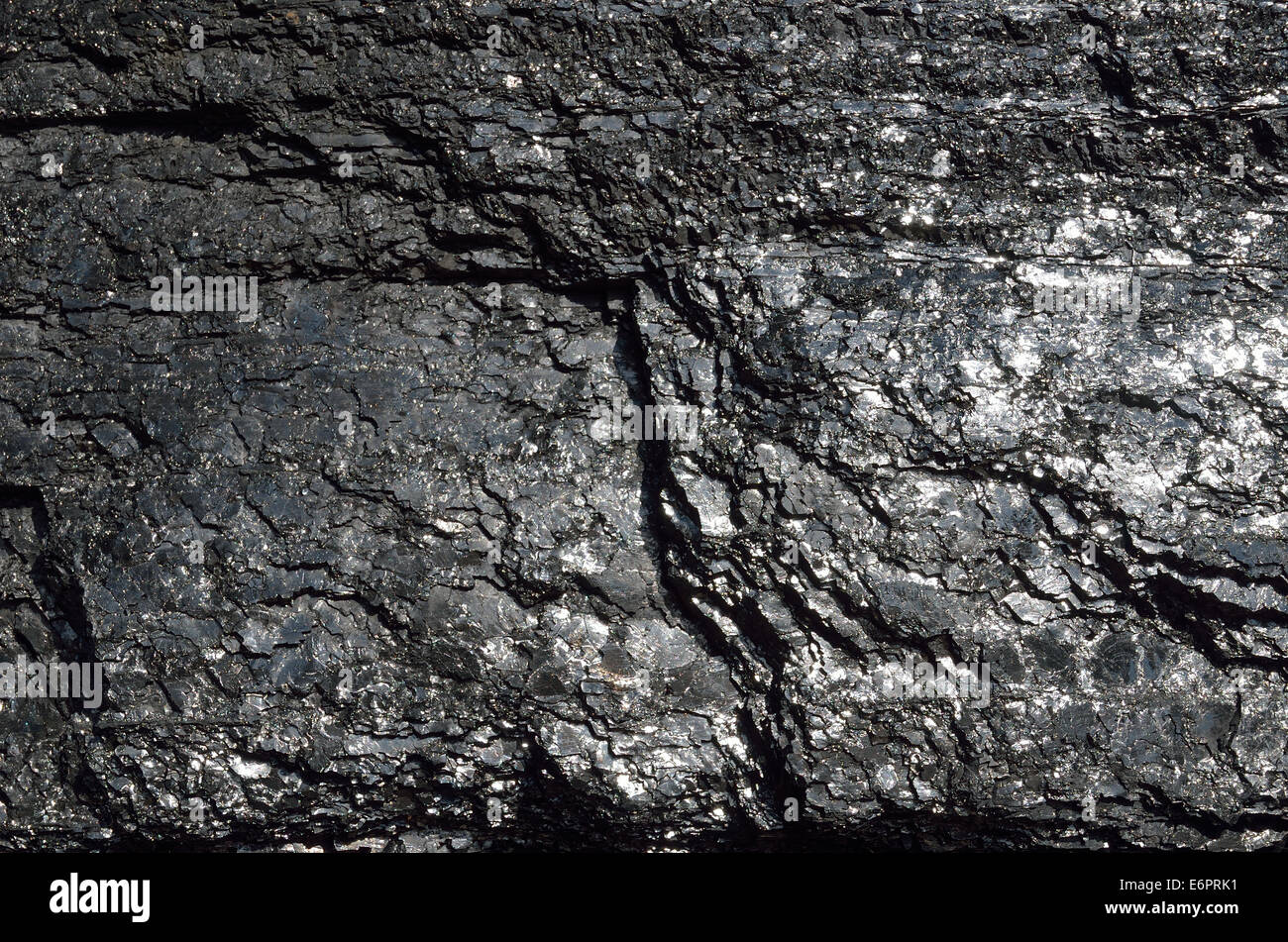 Cerca de la superficie del carbón fósil negro Foto de stock