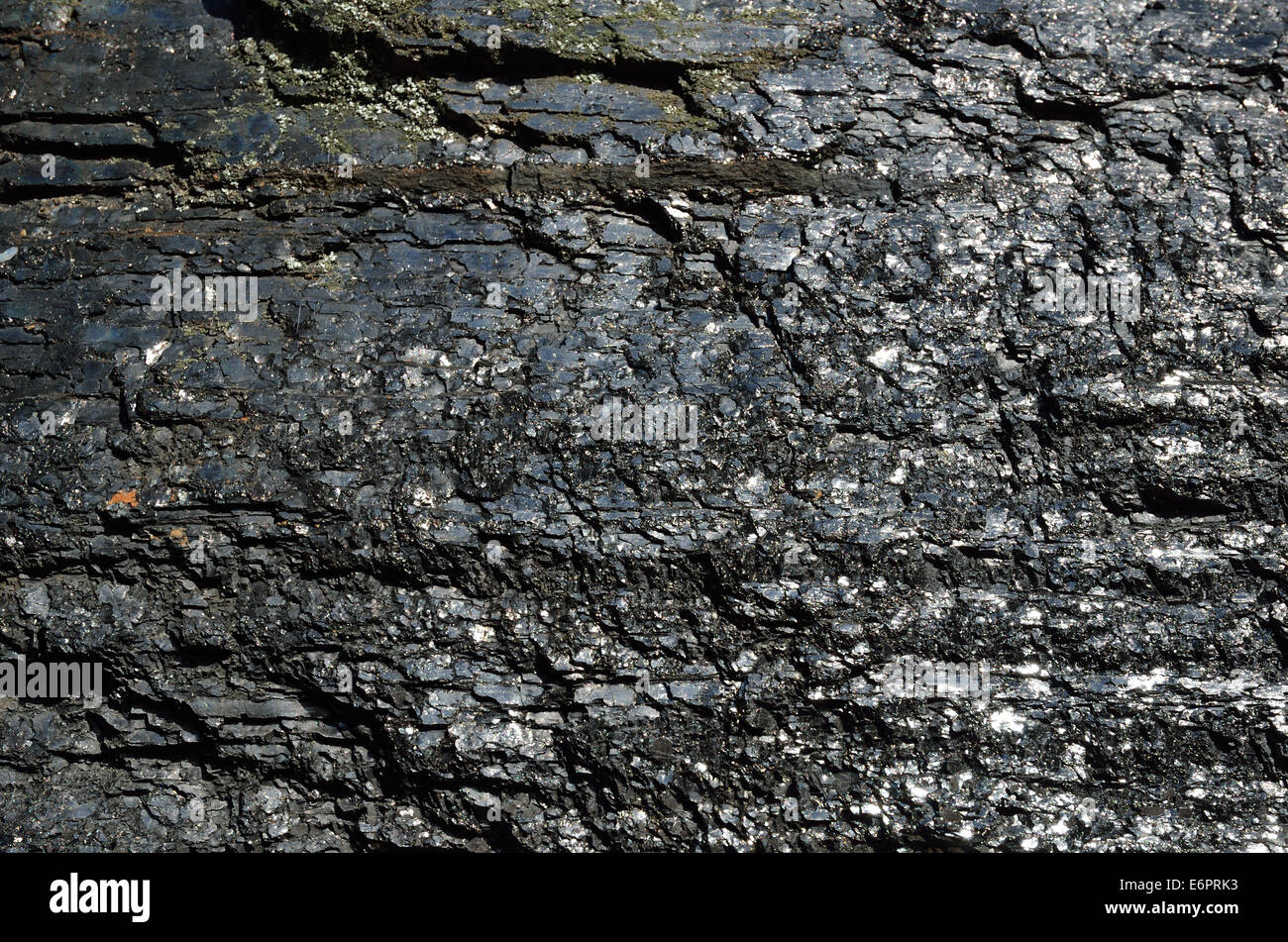Cerca de la superficie del carbón fósil negro Foto de stock