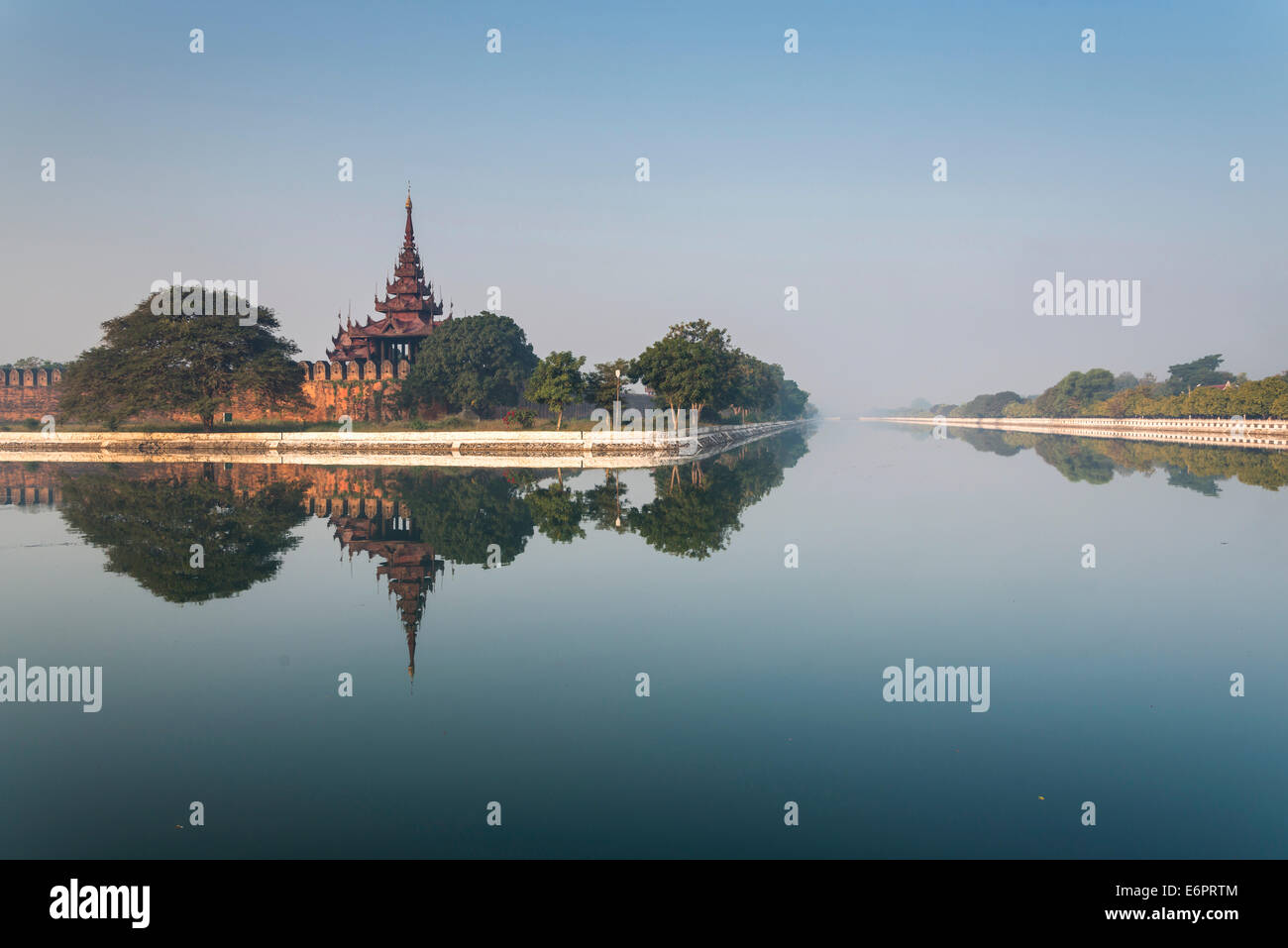 Bastión en el Palacio Mandalay con reflexiones, Mandalay, región de Mandalay, Myanmar Foto de stock
