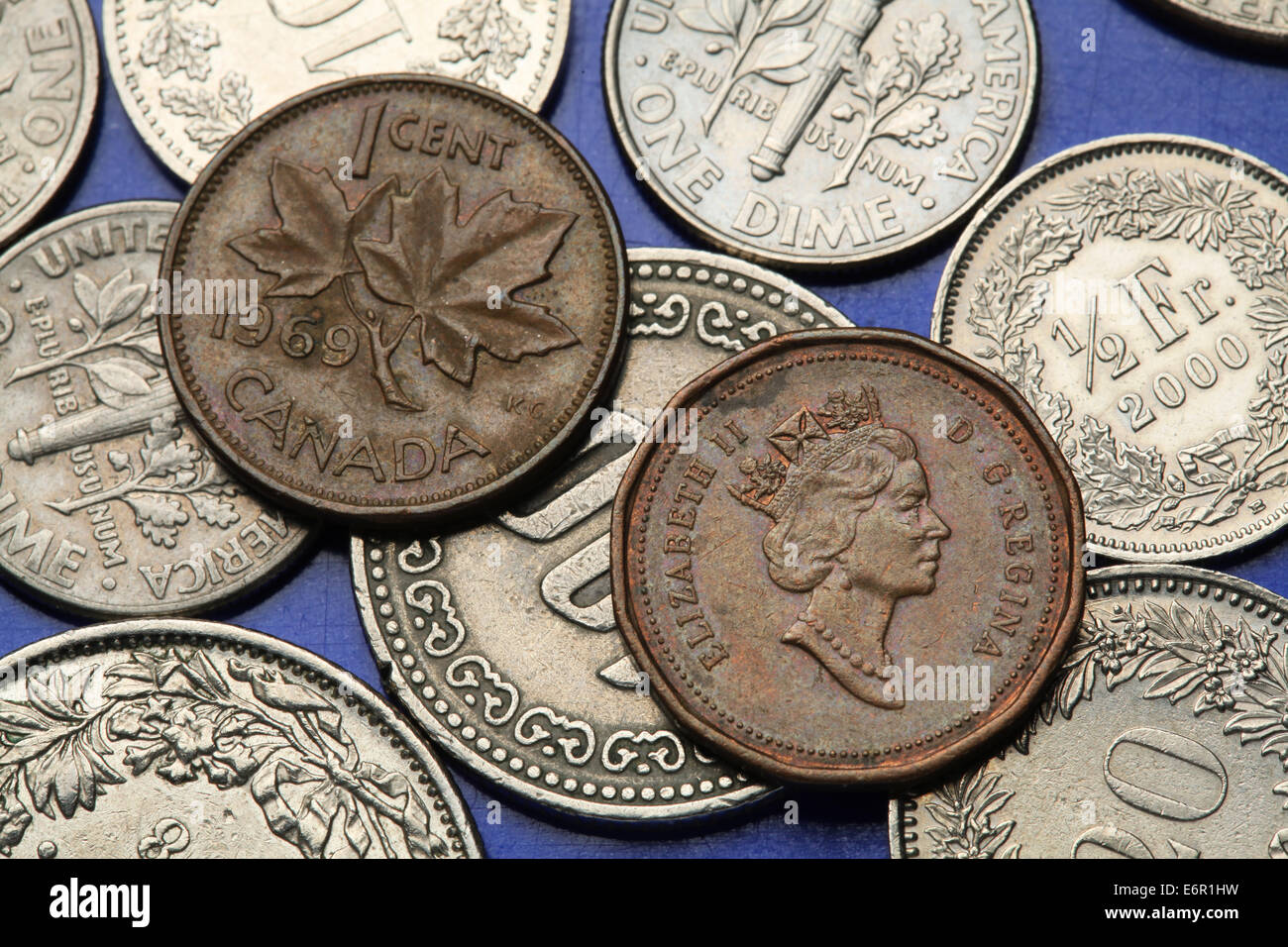 Monedas de Canadá. La reina Isabel II y hojas de arce representado en las monedas de un centavo canadiense. Foto de stock