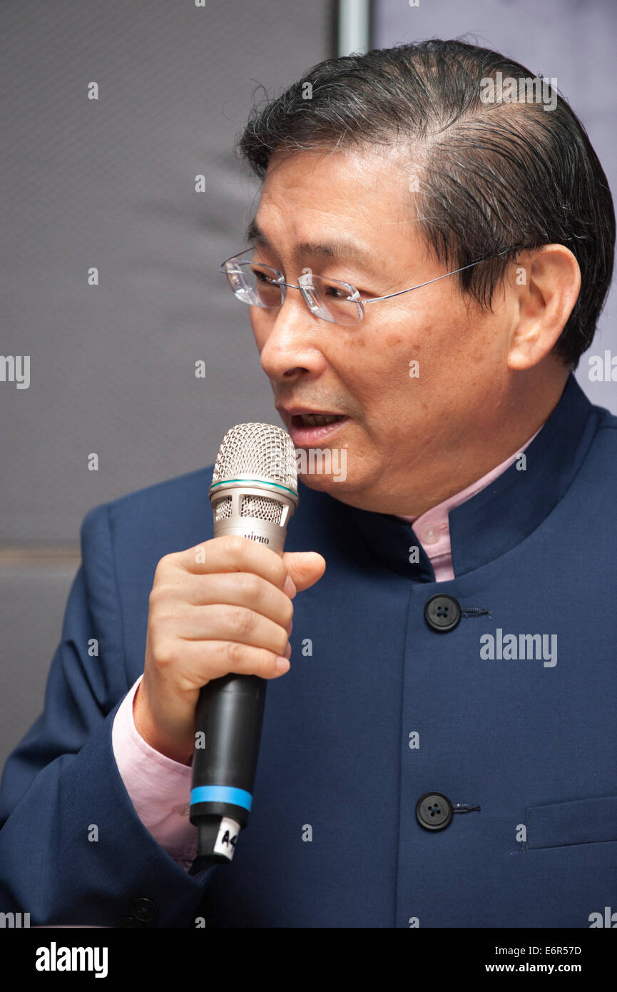 Taipei. 29 Aug, 2014. El Sr. Chang An-lo, alias "el lobo blanco", líder y Presidente de Taiwán de China unificación política promoción Party (Partido Unionista), aborda el Club de Corresponsales Extranjeros de Taiwán (FCC), Taipei, Taiwán, Viernes, 29 de agosto de 2014. Él y su partido político defendiendo la "unificación pacífica de China y "un país, dos sistemas". Quería en Taiwán desde mediados de la década de 1990, el Sr. Chang An-lo regresó a Taiwán en 2013 para promover la unificación con China como "un país, dos sistemas". Crédito: Henry Westheim Fotografía/Alamy Live News Foto de stock