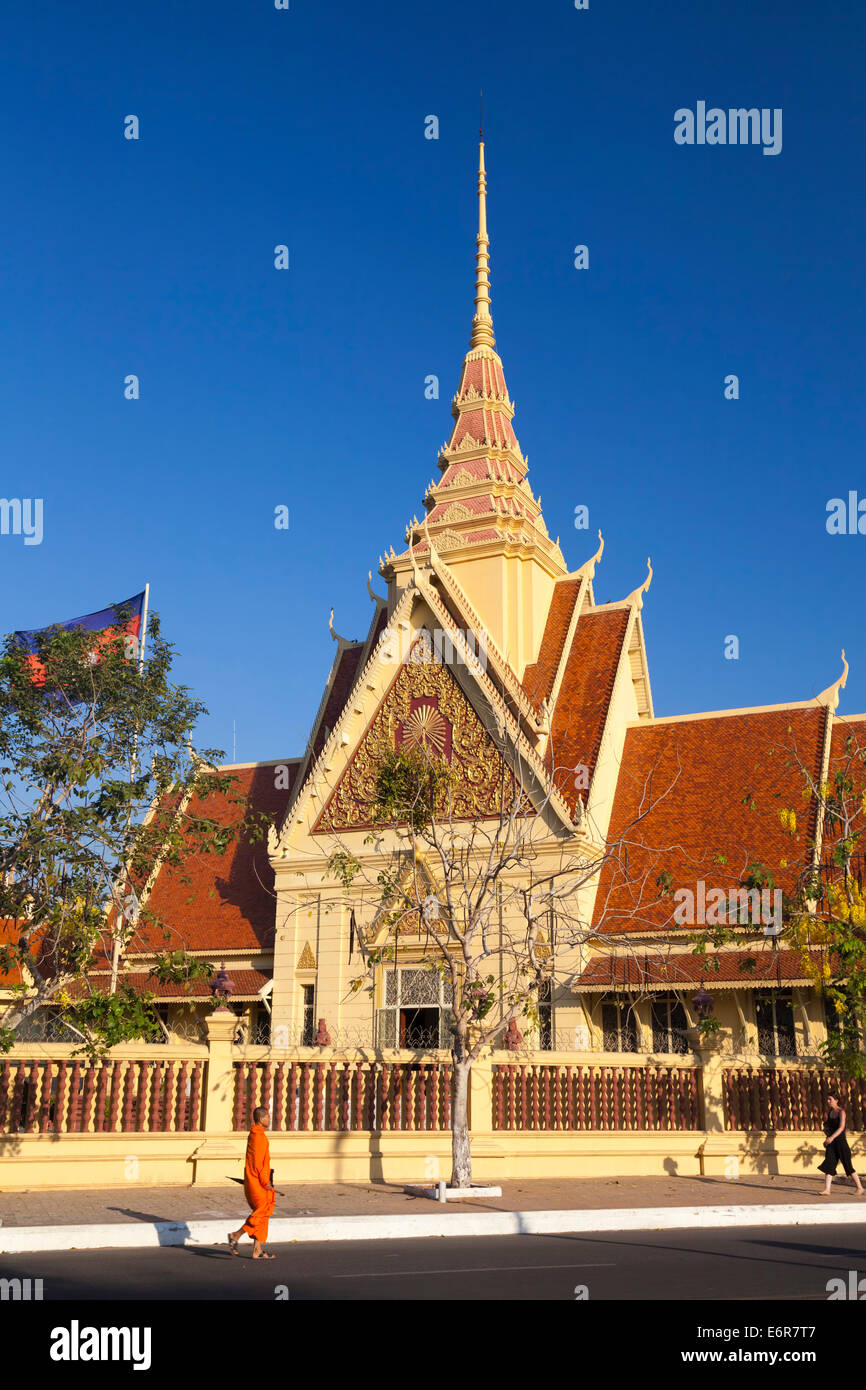 Monje en frente del Instituto Budista, en Phnom Penh, Camboya Foto de stock