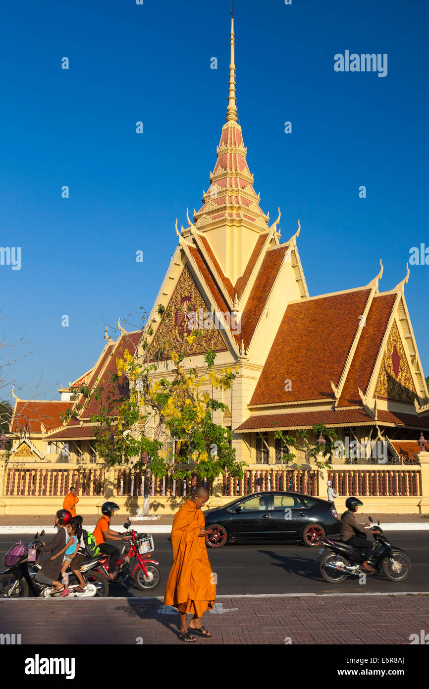 Los monjes en frente del Instituto Budista, en Phnom Penh, Camboya Foto de stock