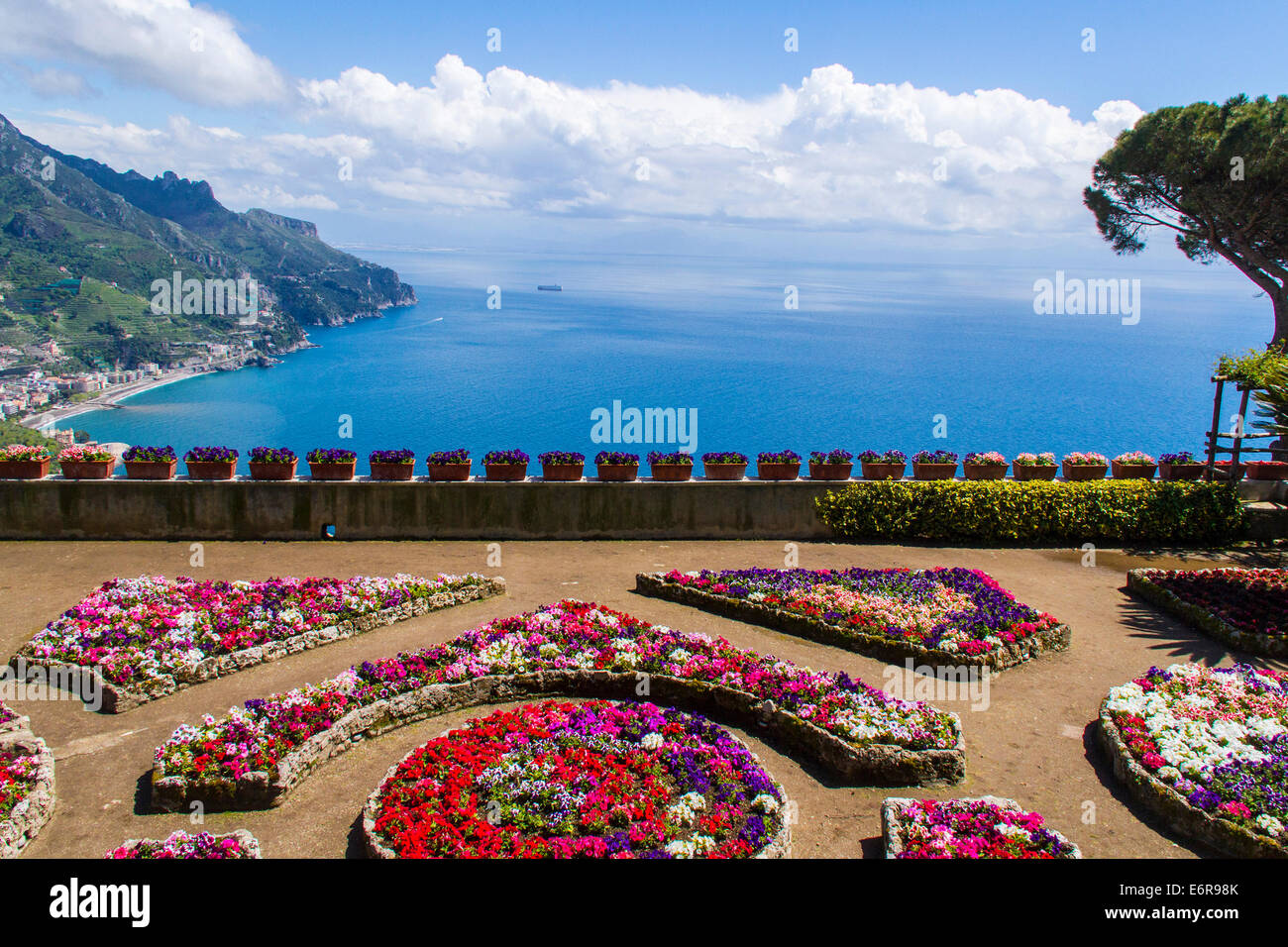 La famosa costa de Amalfi vista desde Villa Ravello, Italia Foto de stock