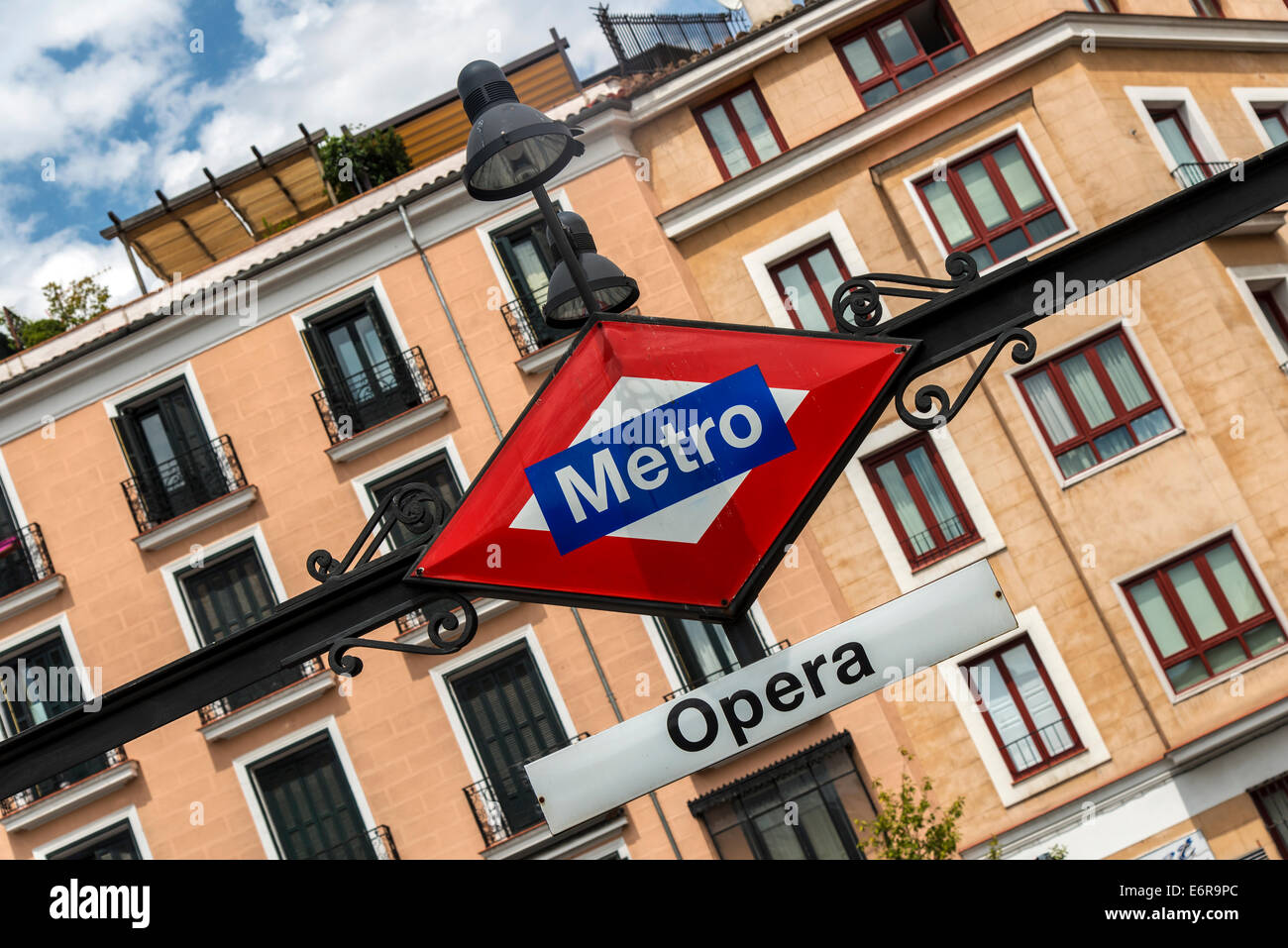 Típico signo de metro en la estación Opera, Madrid, Comunidad de Madrid, España Foto de stock