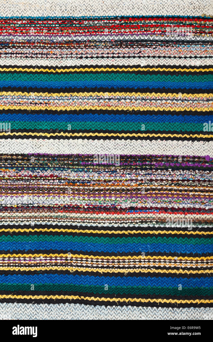Imagen de búlgaro de trapo hechas a mano, alfombras, colores diferentes, cerrar Foto de stock