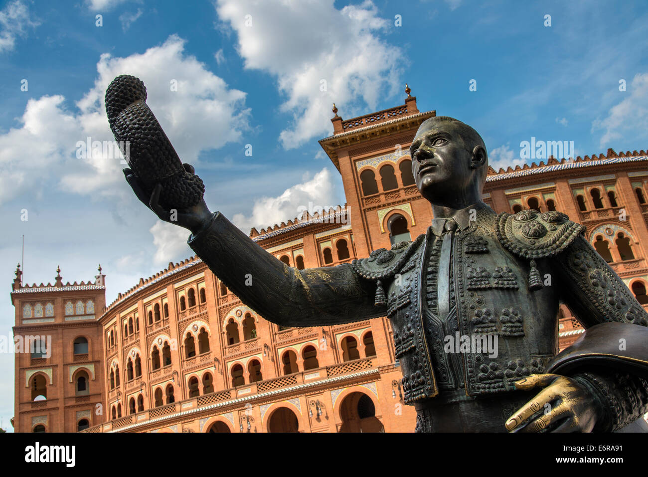 Escultura en bronce del torero con la Plaza de Toros de Las Ventas detrás, Madrid, Comunidad de Madrid, España Foto de stock