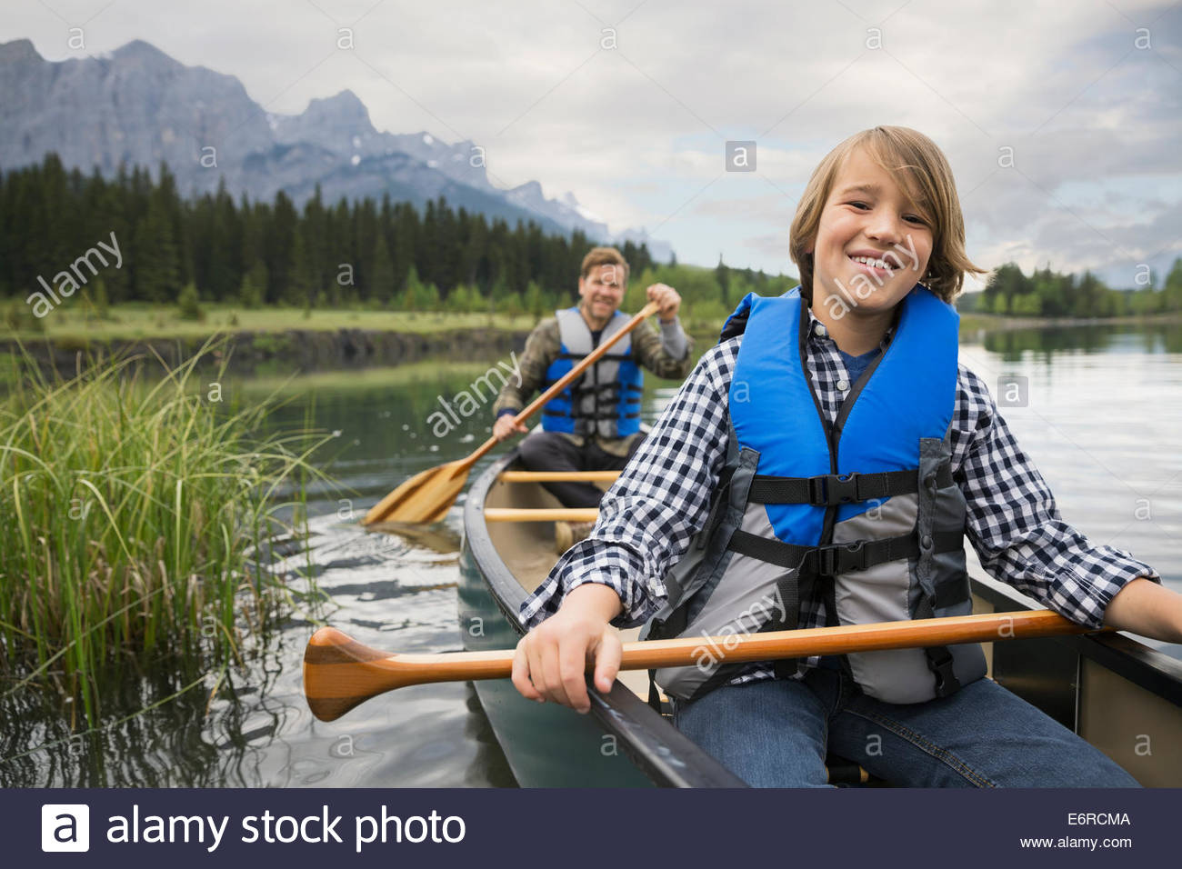 El padre y el hijo, remo en canoa en el lago Foto de stock