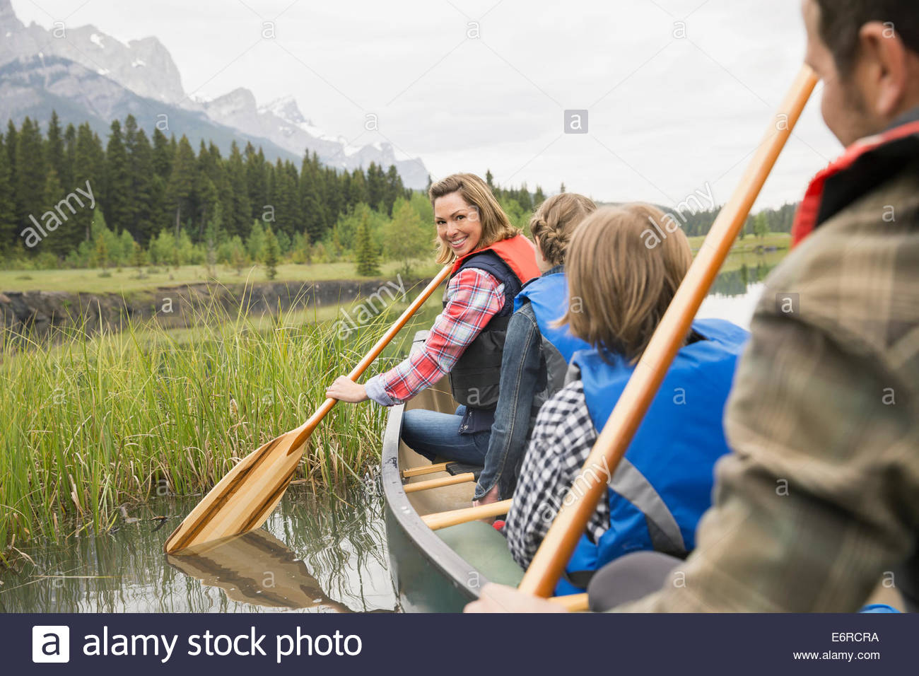 Familia de remo en canoa lago Foto de stock