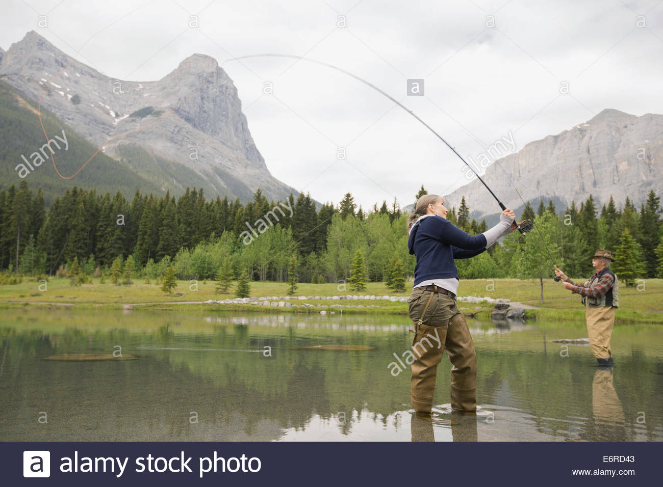 Pareja de ancianos la pesca en el lago Foto de stock