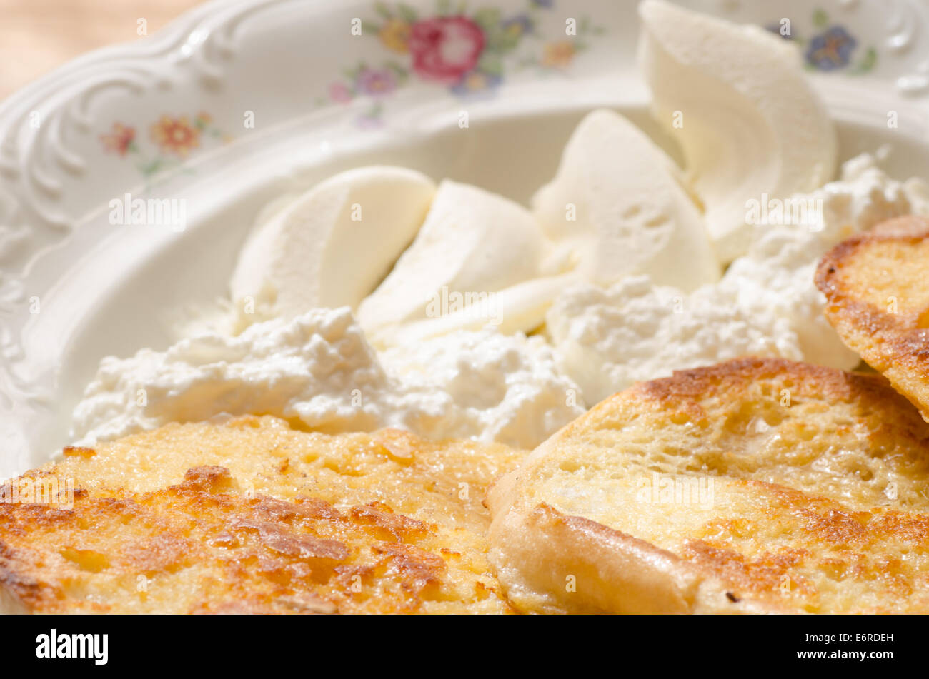 Desayuno tostadas francesas con helado de crema y queso Foto de stock