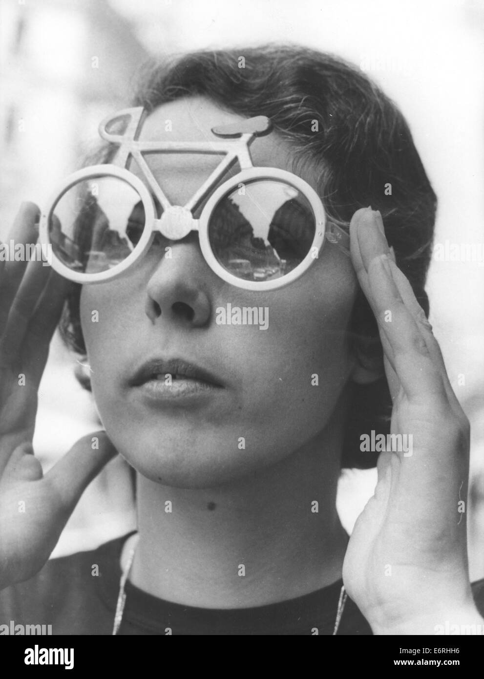 París, Francia. 20 Mar, 1970. Una mujer modelos gafas con forma de bicicleta  de carreras diseñado por un belga óptico para mujeres jóvenes con la  esperanza de ser los primeros fans del