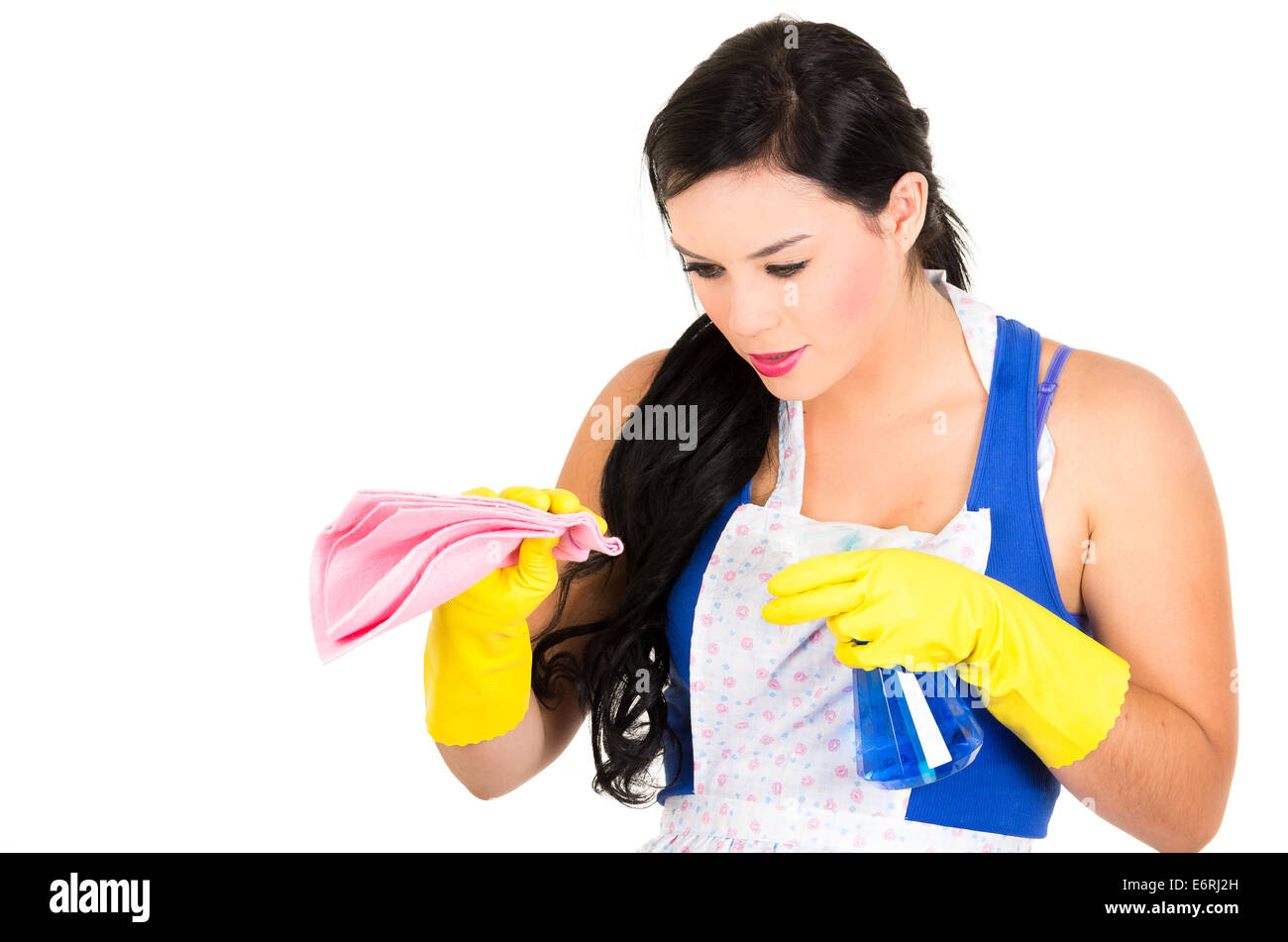 Hermosa muchacha vistiendo delantal y guantes de limpieza Fotografía de  stock - Alamy