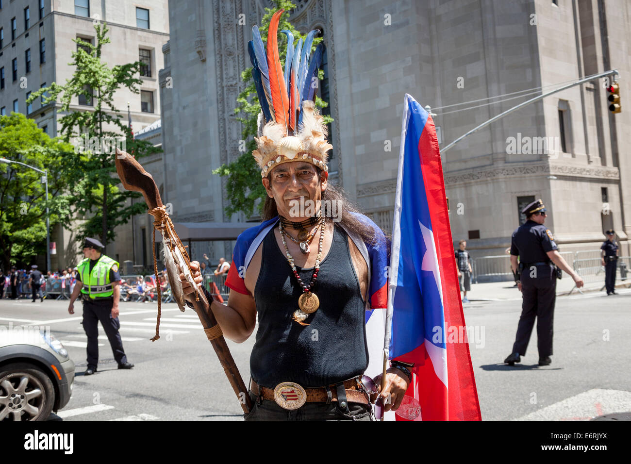 Hombre con vestimentas nativas de los indios americanos del sur, el 8 de junio de 2014 Puerto Rico Parade, Manhattan, Ciudad de Nueva York, Nueva York, EE.UU. Foto de stock
