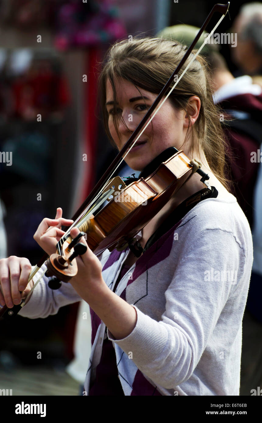 Fiddle reproductor femenino busking en el Festival Fringe de Edimburgo, Escocia. Foto de stock