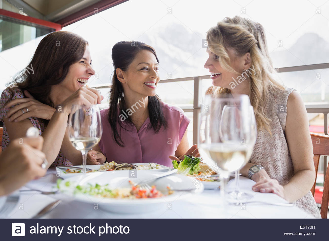Las mujeres comiendo juntos en un restaurante Foto de stock