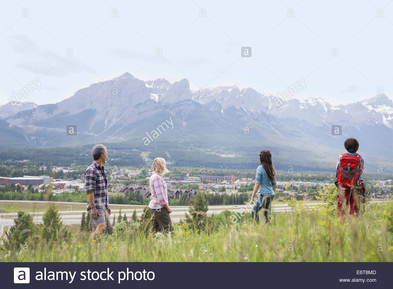 Familia con vistas de la ladera rural Foto de stock