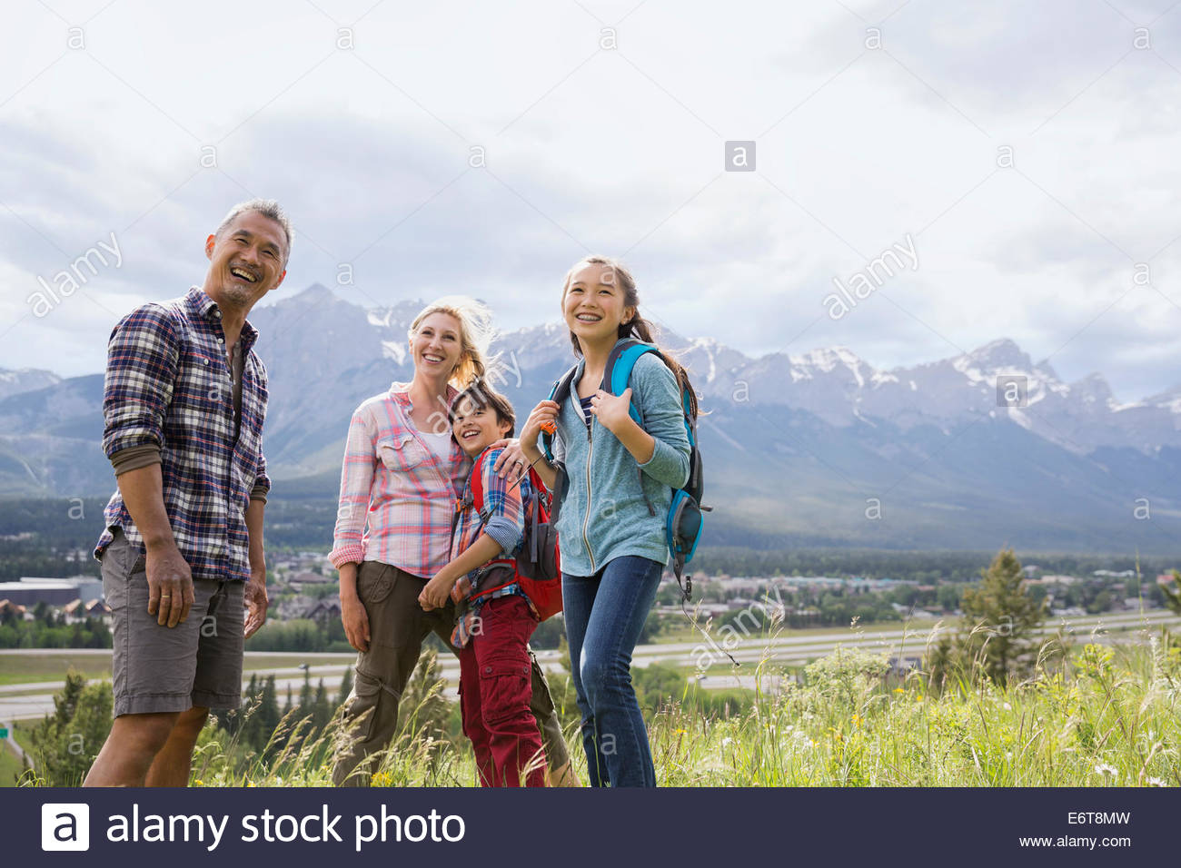 Hablando de la familia rural en la ladera Foto de stock