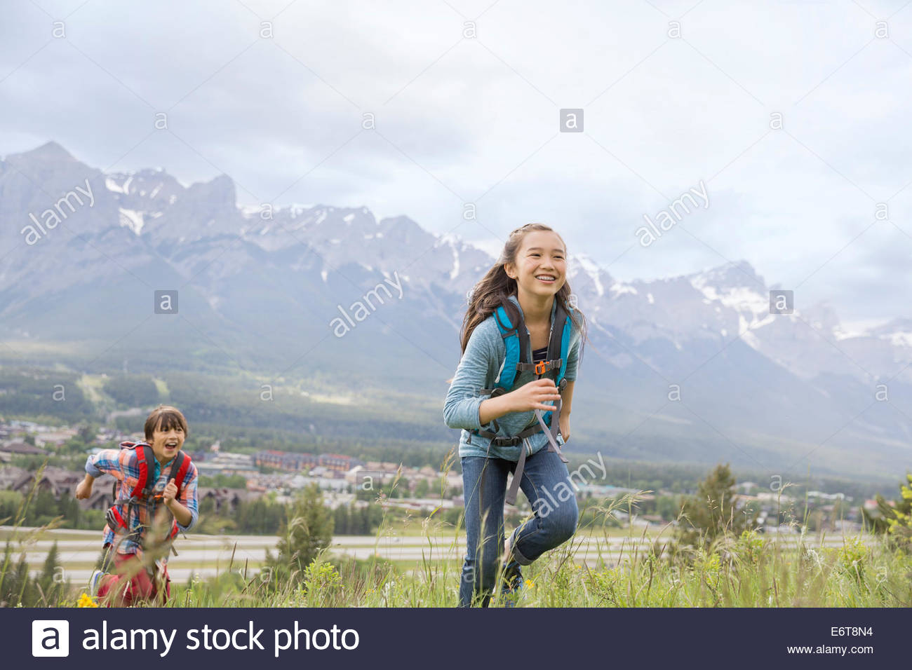 Los niños rurales Senderismo en Hillside Foto de stock