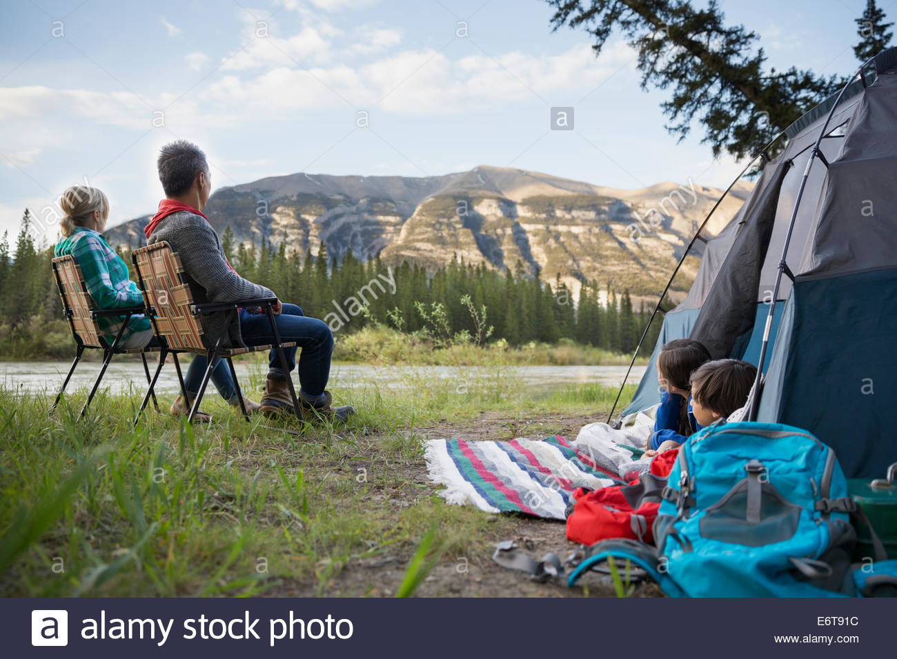 Admirar la vista desde el camping familiar Foto de stock