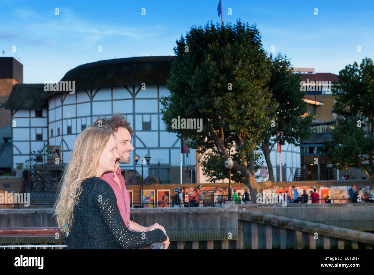 Una joven pareja junto al teatro Shakespeare's Globe Theatre en Londres, Inglaterra Foto de stock