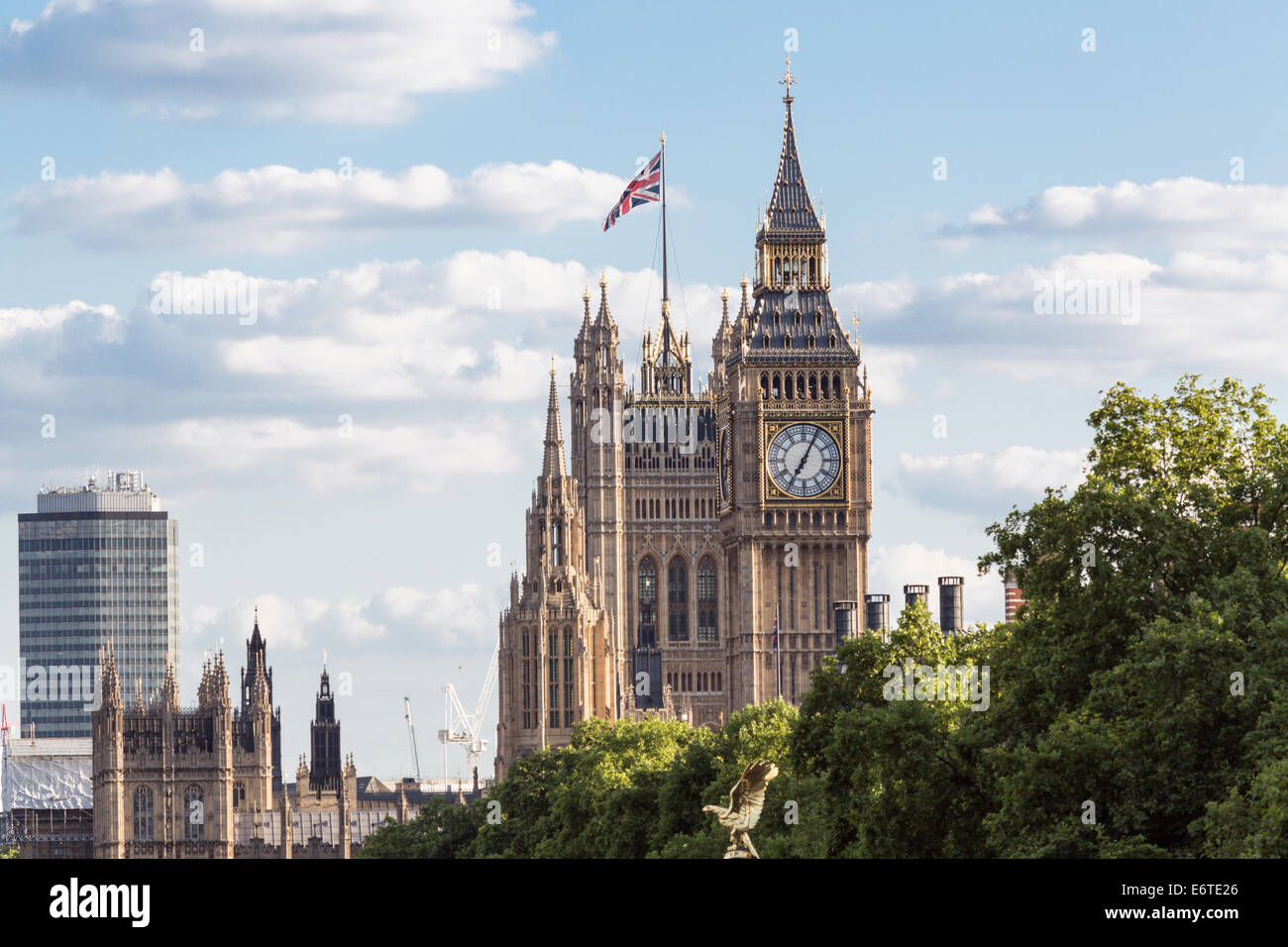Big Ben - la torre del reloj en las Casas del Parlamento contra el cielo azul de verano con el espacio de copia y no la gente, Westminster, Londres, Inglaterra, Reino Unido Foto de stock