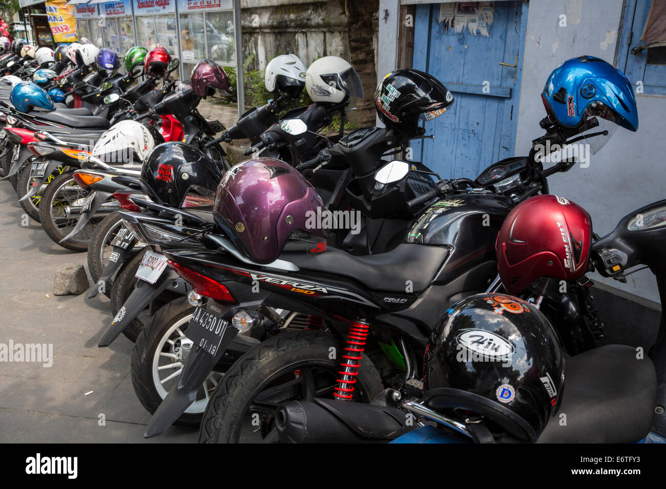Yogyakarta, Java, Indonesia. Motos aparcadas y cascos. Nadie en Yogyakarta teme el robo de su casco. Foto de stock
