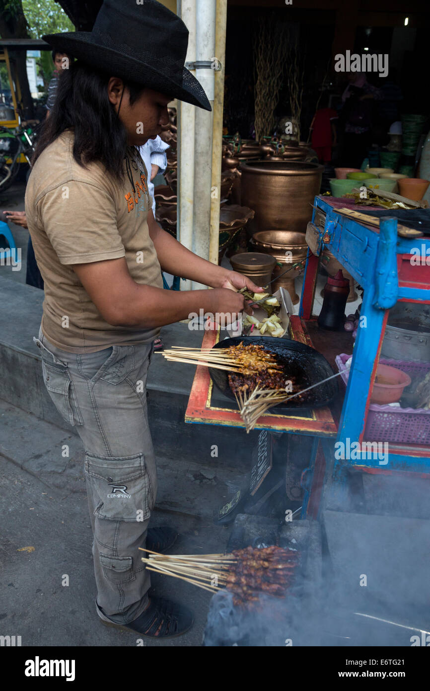 Yogyakarta, Java, Indonesia. Vendedor ambulante de alimentos prepara