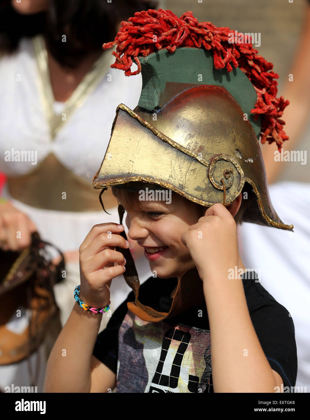 Londres, Reino Unido. 30 Aug, 2014. Un niño en el casco del guerrero posa  durante 'Boudicca vs los romanos' en Battle Bridge Place y granero Square,  King's Cross, en Londres, Inglaterra, el