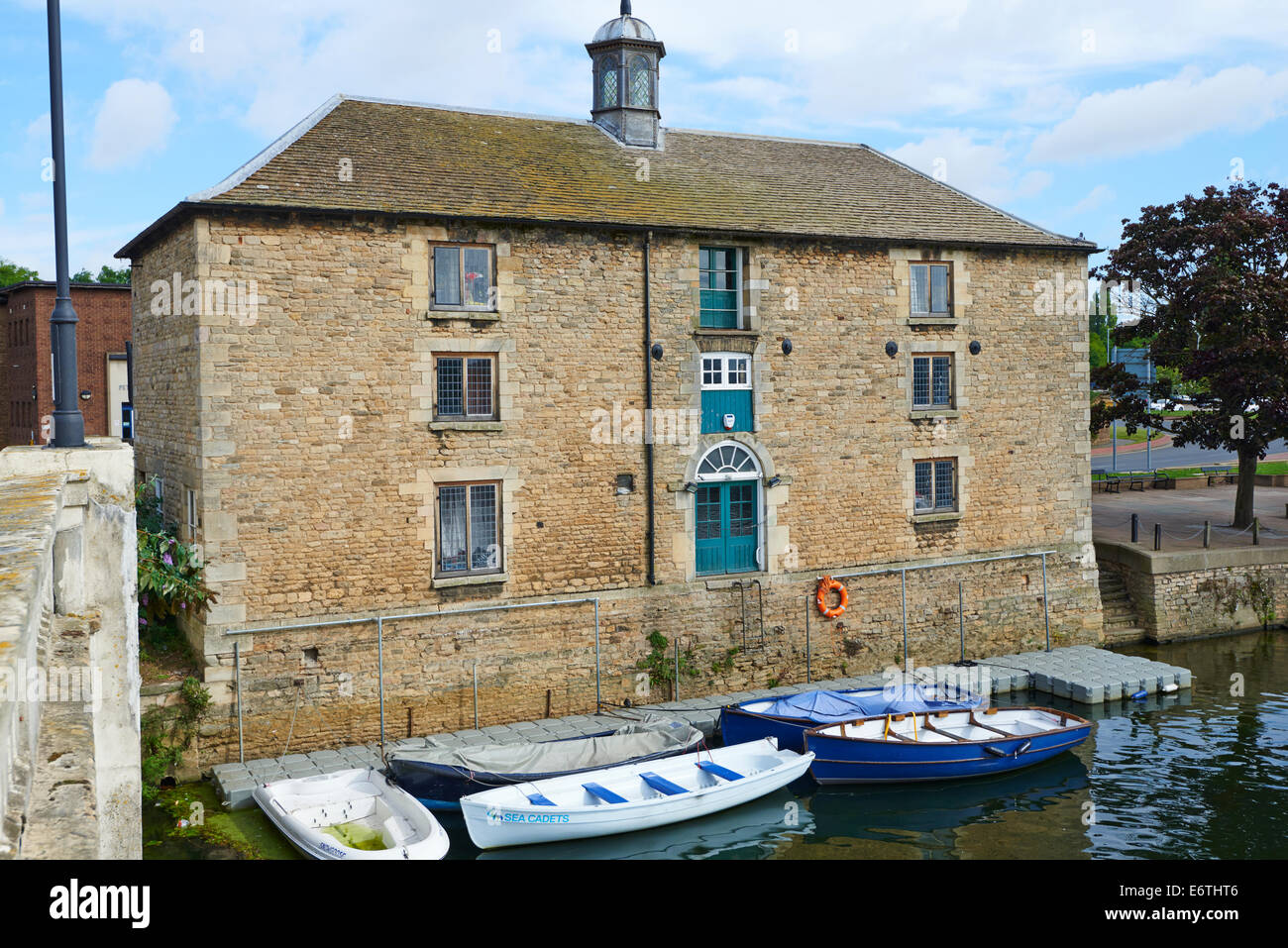 La antigua Casa de Aduanas utiliza ahora para los Cadetes del Mar junto al río Nene Peterborough Cambridgeshire REINO UNIDO Foto de stock