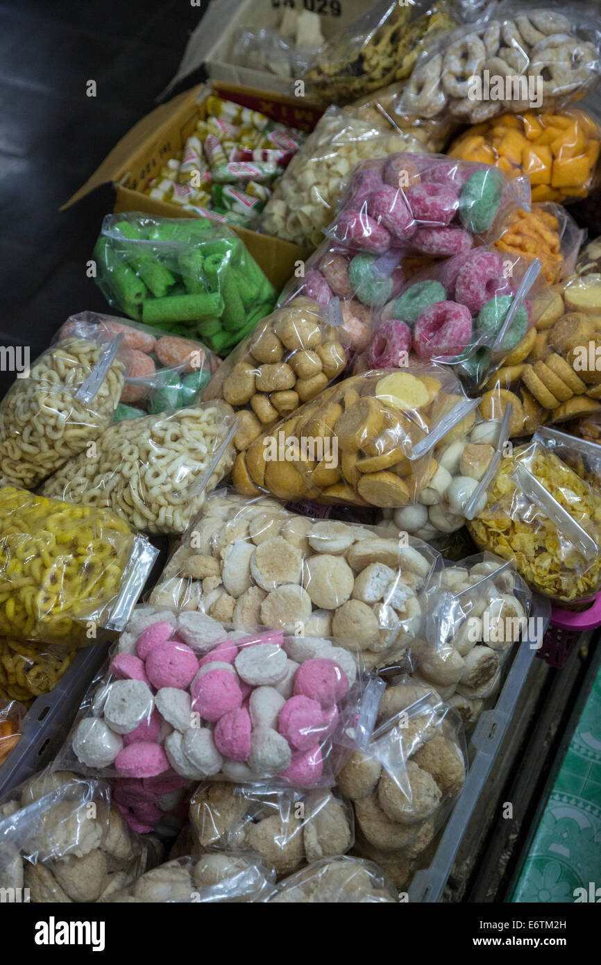 Yogyakarta, Java, Indonesia. Dulces, de caramelos, de galletas. Beringharjo mercado. Foto de stock