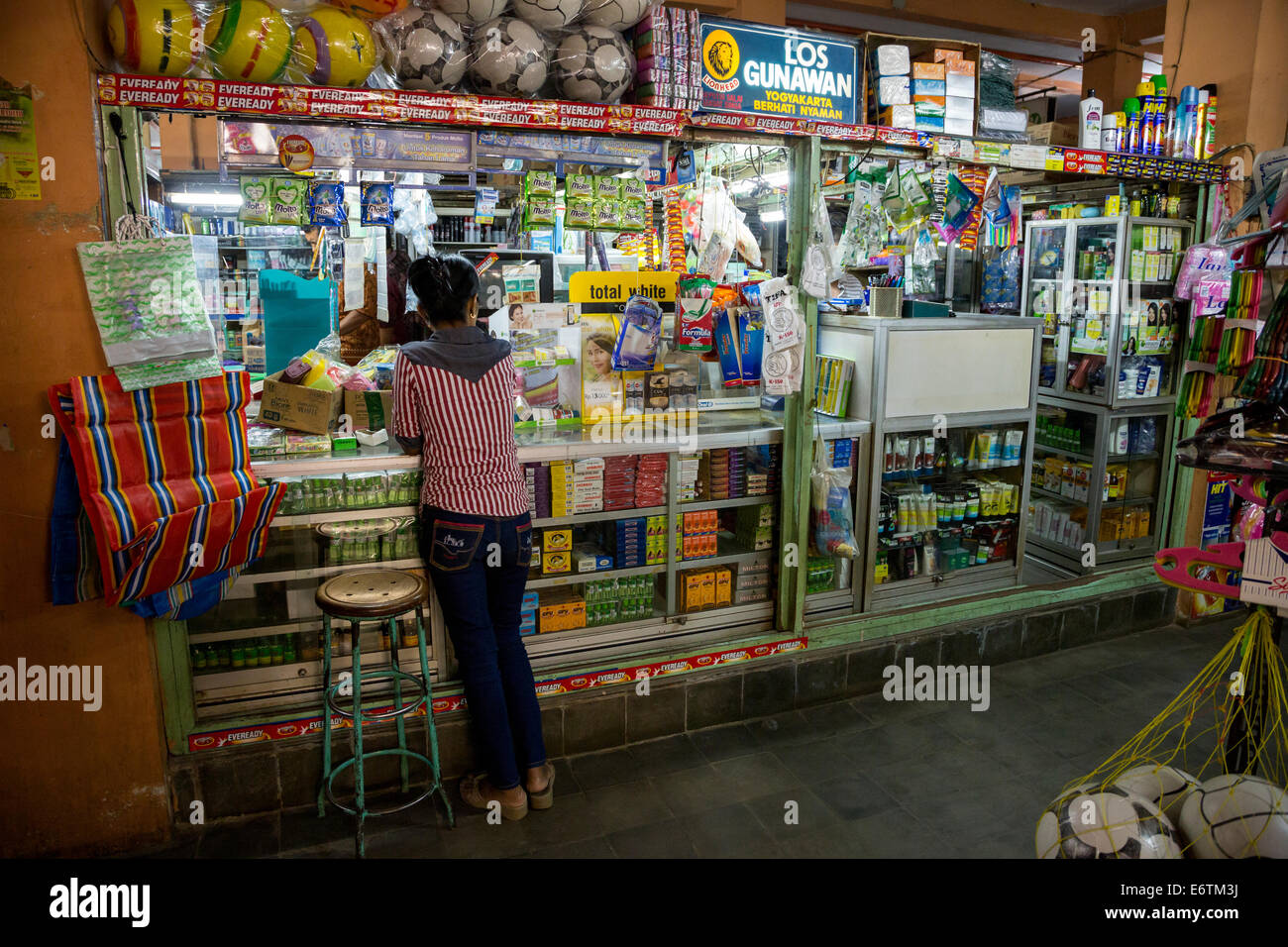 Yogyakarta, Java, Indonesia. Tienda de venta de artículos de tocador y artículos de cuidado personal, Beringharjo mercado. Foto de stock