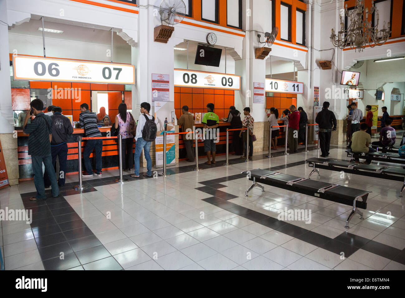 Yogyakarta, Java, Indonesia. El vestíbulo de la oficina principal de correos. Foto de stock