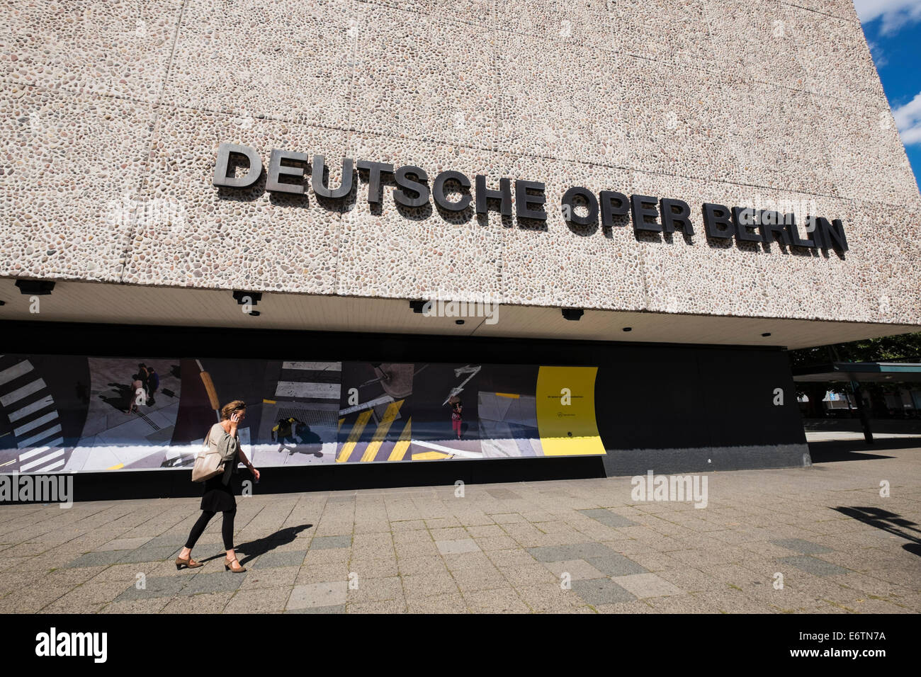 Vista exterior de la Deutsche Oper la Ópera Alemana de Berlín en Alemania Foto de stock