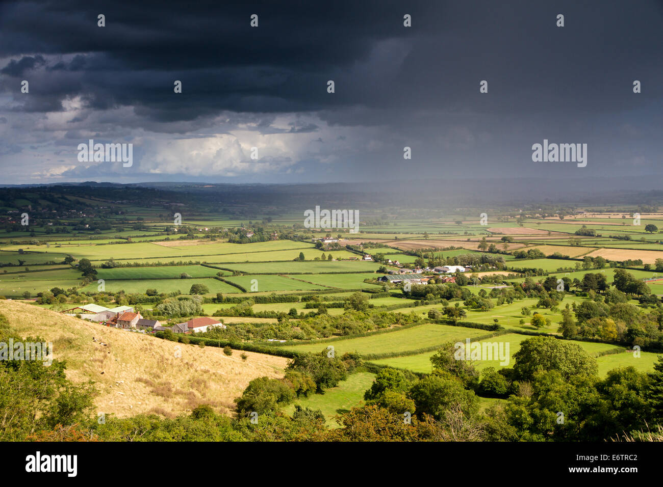 Vista de los llanos de Somerset niveles de Glastonbury Tor con un cielo moody Foto de stock