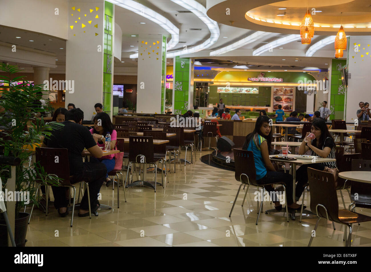 Mall food court fotografías e imágenes de alta resolución - Alamy