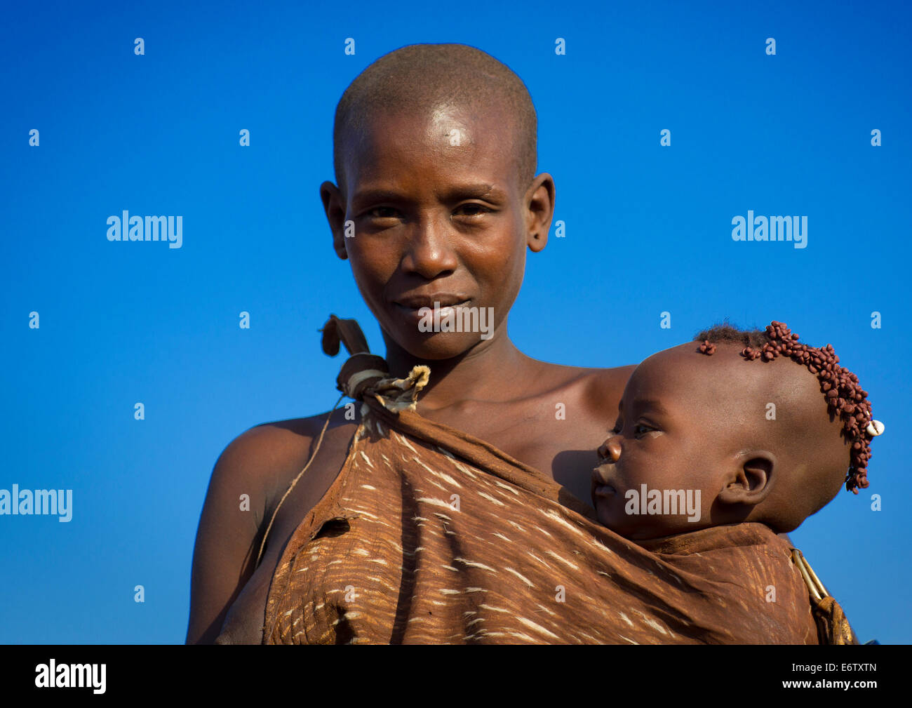 Retrato de un Bodi tribu madre con su bebé, Hana Mursi, Valle de Omo, Etiopía Foto de stock