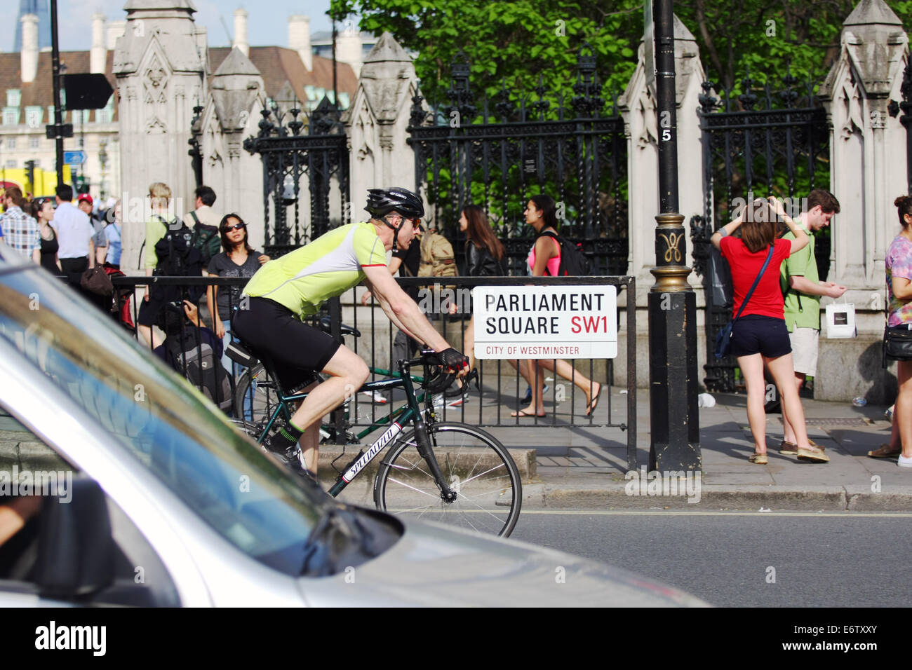 gemelo Profesión Adoración Un ciclista y el coche pasa las Casas del Parlamento, en Londres Fotografía  de stock - Alamy