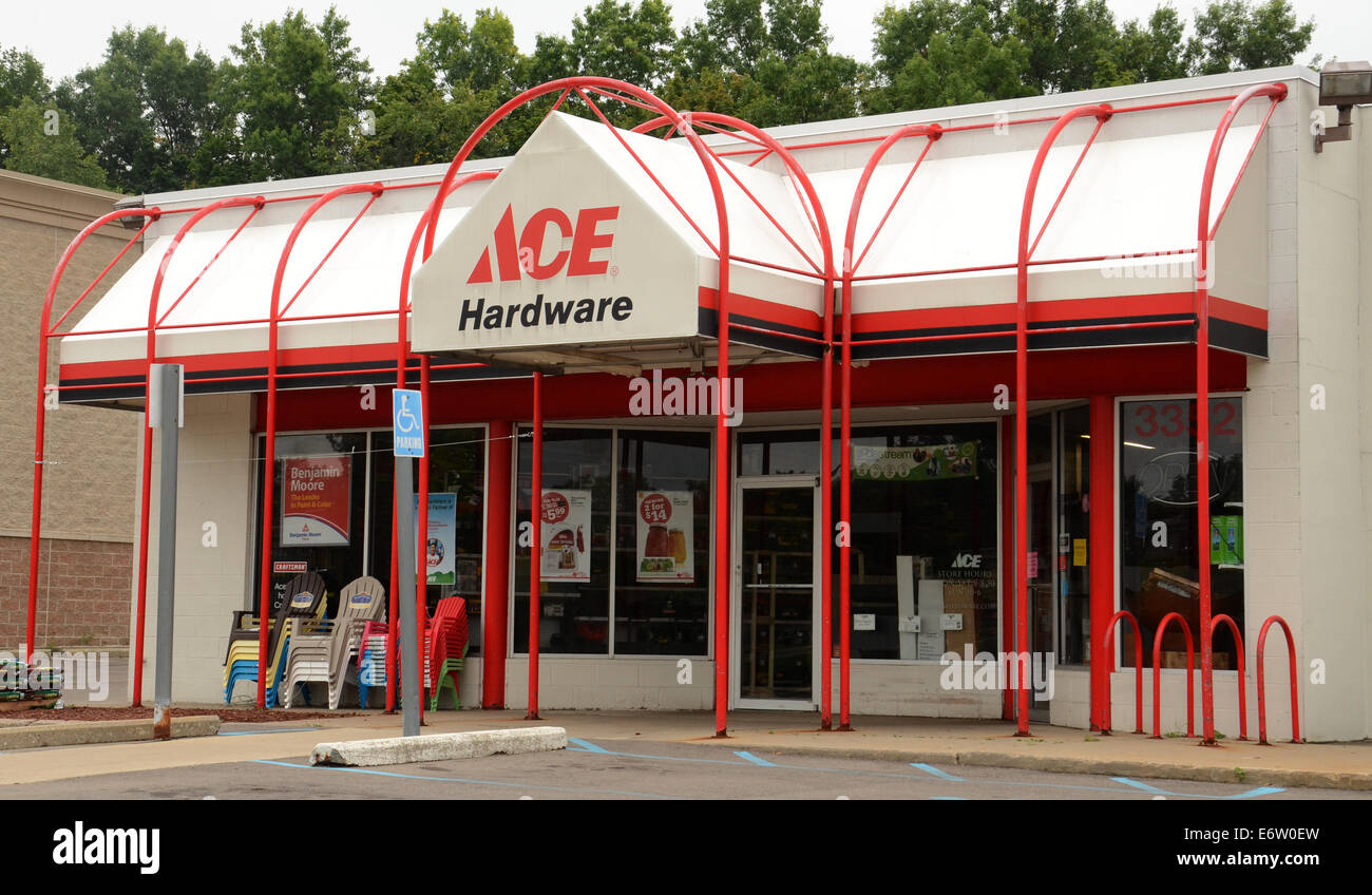 ANN ARBOR, MI - Agosto 24: Ace Hardware east Ann Arbor store es mostrado el 24 de agosto de 2014. Foto de stock