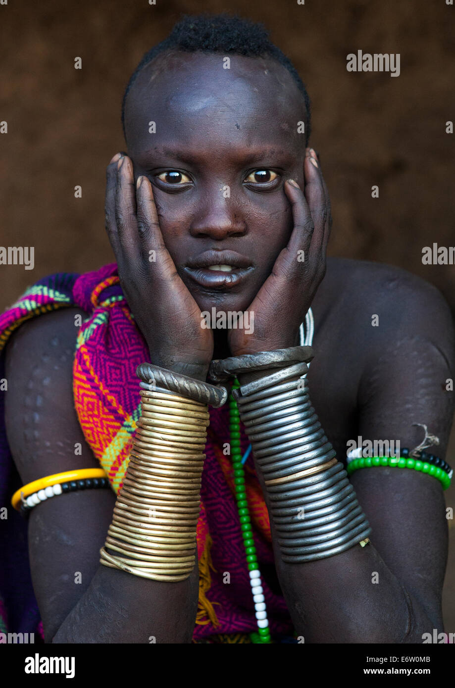 Retrato de una mujer con la Bodi brazaletes de cobre, Hana Mursi, Valle de Omo, Etiopía Fotografía stock -