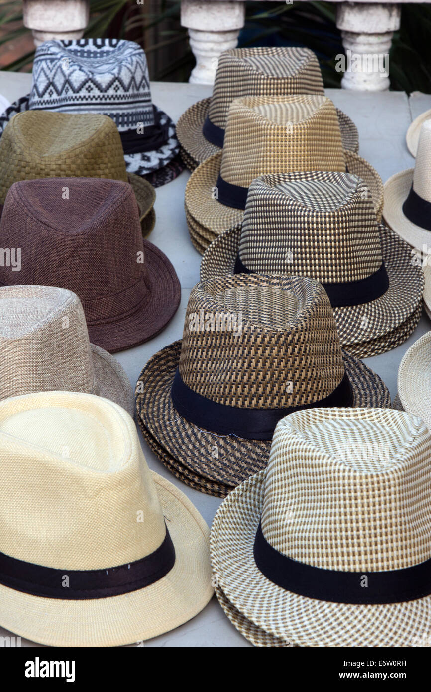 Sombreros en la exhibición en un mercado callejero de la Ciudad de Panamá. Foto de stock