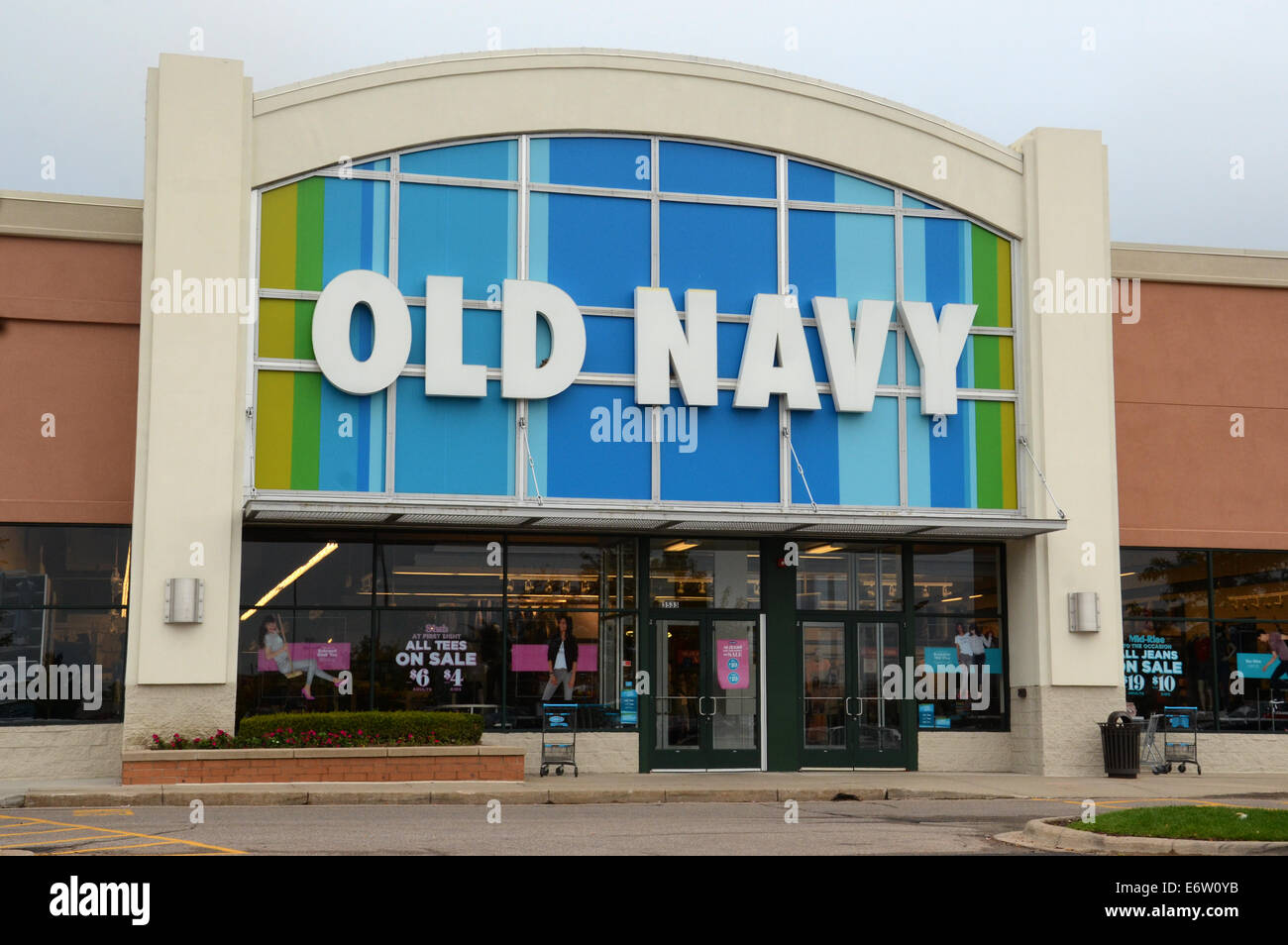 ANN ARBOR, MI - Agosto 24: Ventas en Old Navy Ann Arbor store es mostrado el 24 de agosto de 2014. Foto de stock