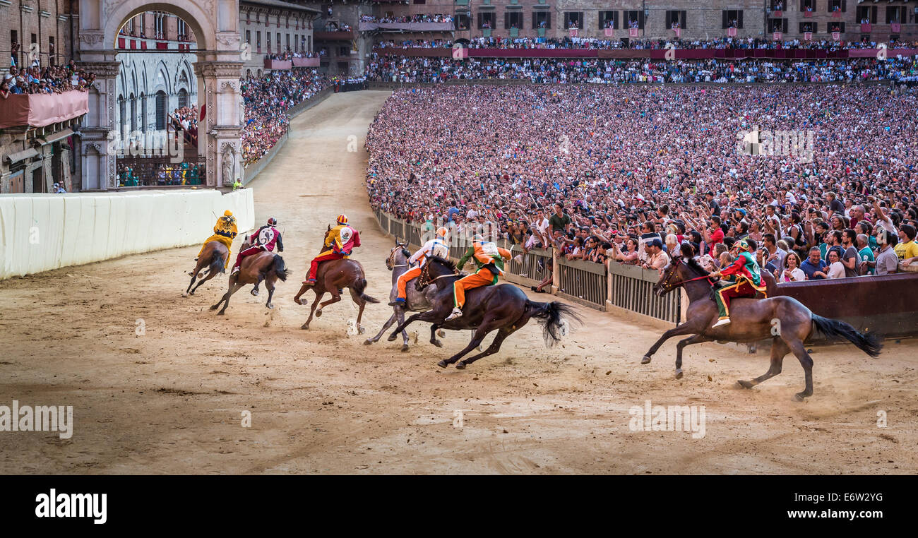 Mendigar Encantada de conocerte Perdóneme La carrera de caballos Palio di Siena en Piazza del Campo, Siena, Toscana,  Italia Fotografía de stock - Alamy