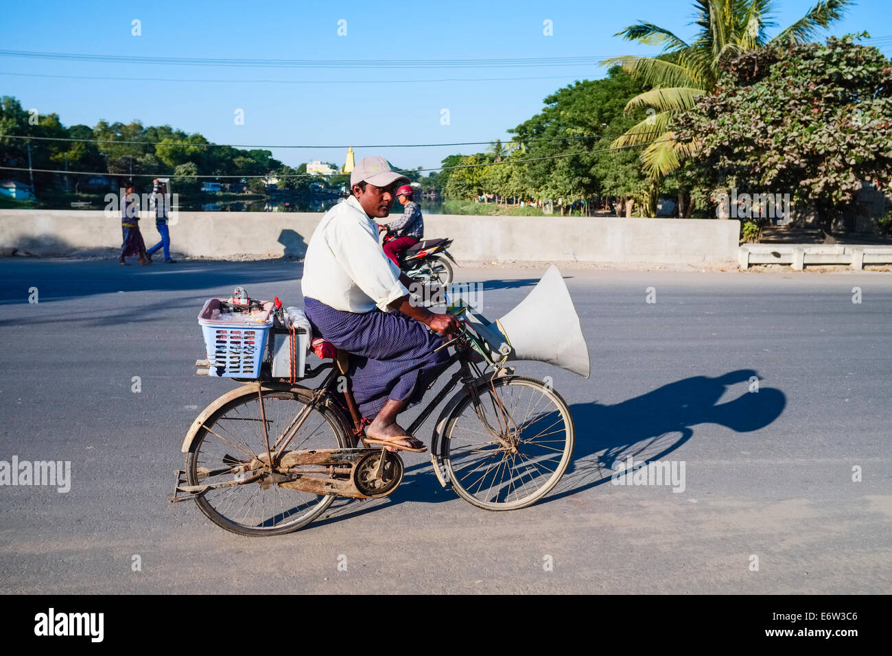 Bicicleta con altavoz, Mandalay, Myanmar, Asia Foto de stock
