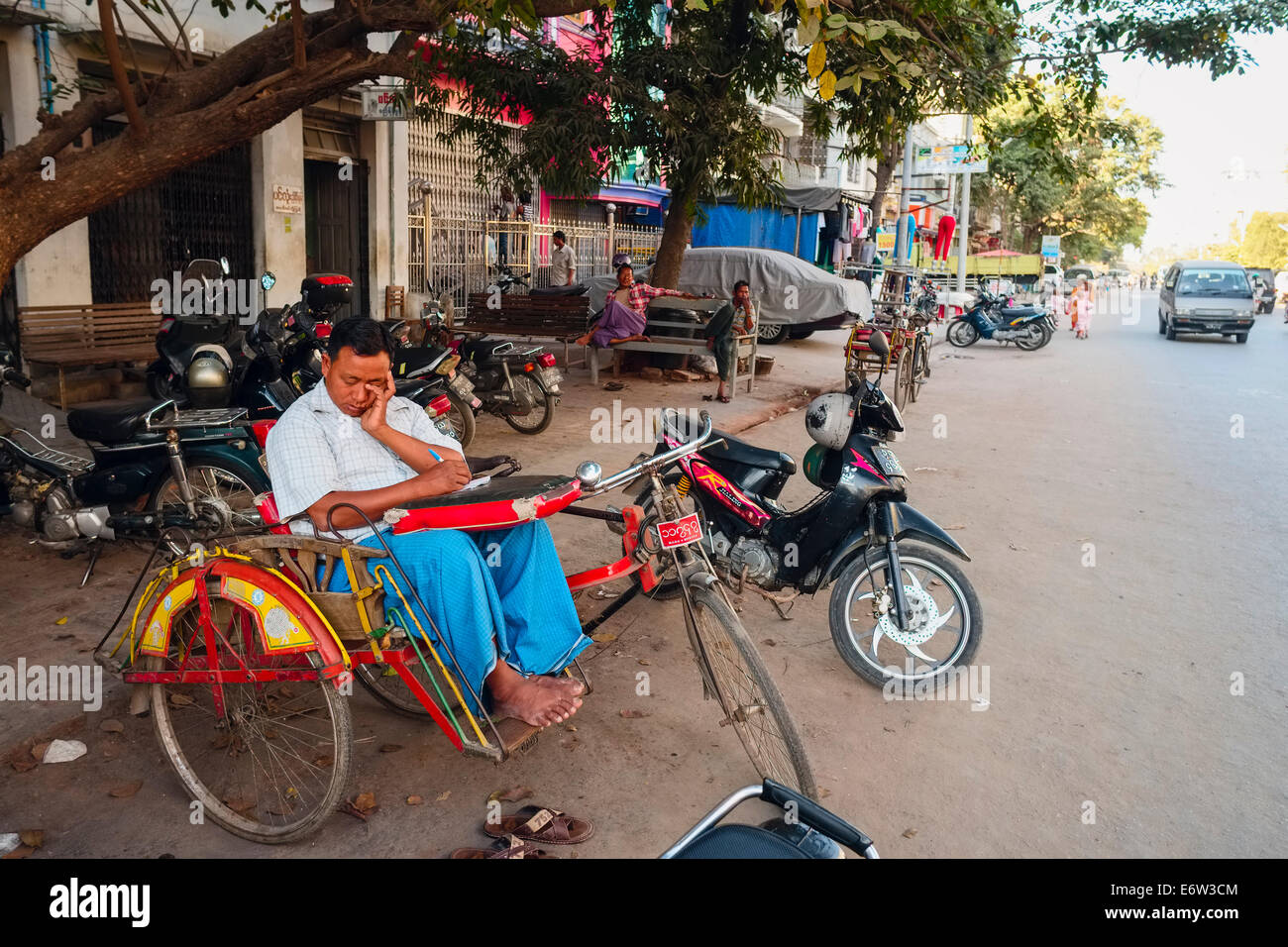 Dormir Trishaw conductor, Mandalay, Myanmar, Asia Foto de stock